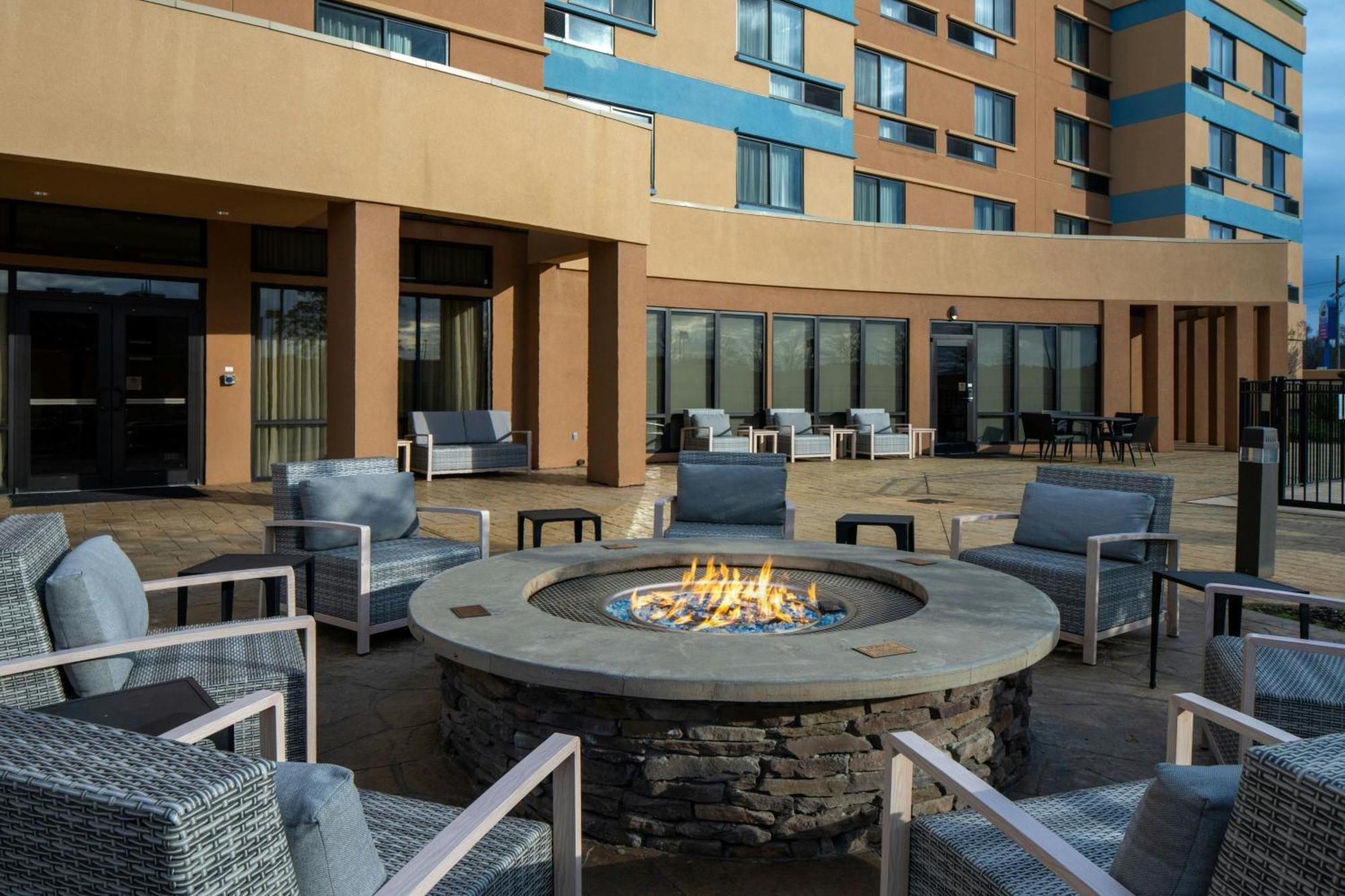 Courtyard By Marriott Jackson Airport/Pearl Hotel Exterior foto