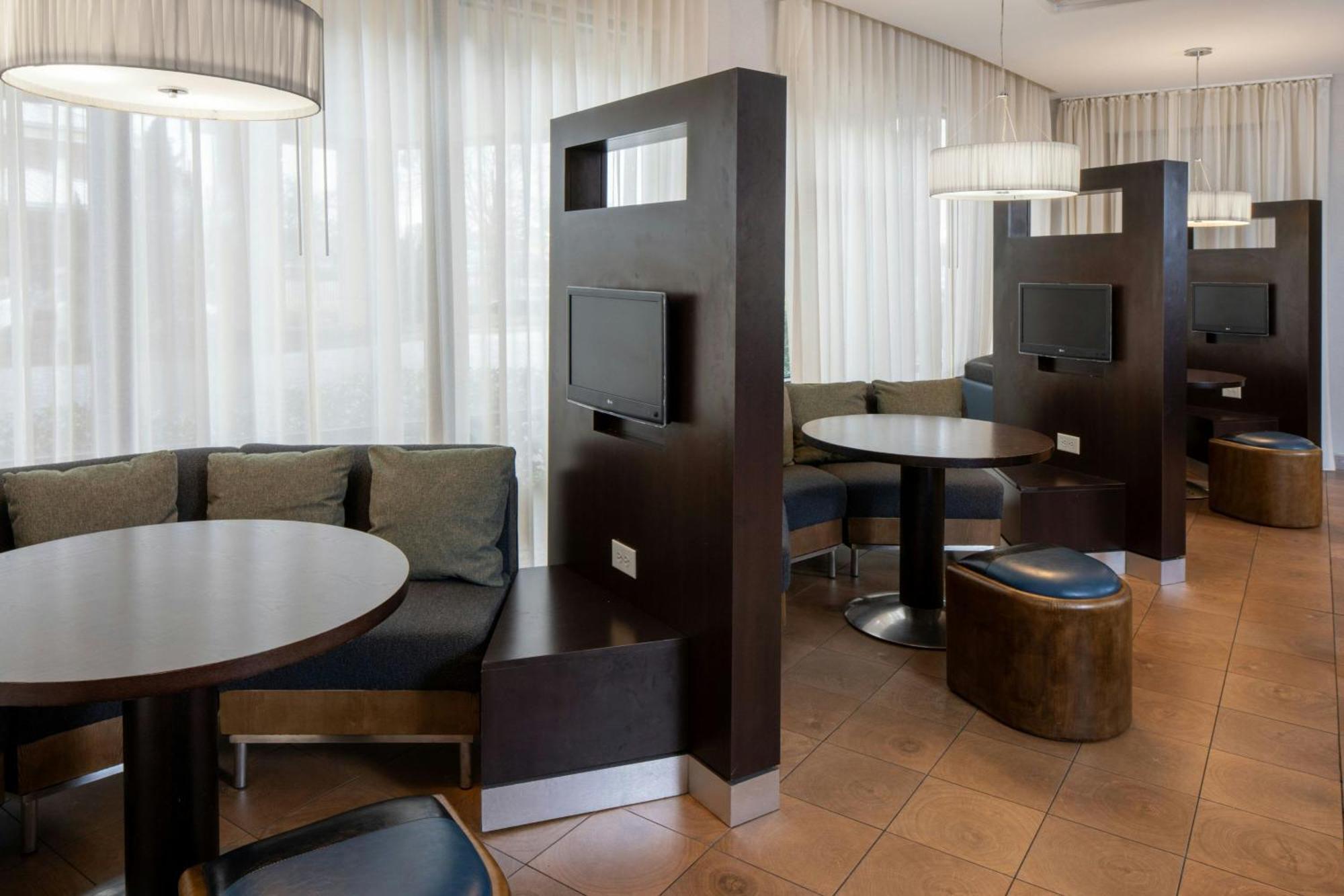 Courtyard By Marriott Jackson Airport/Pearl Hotel Exterior foto